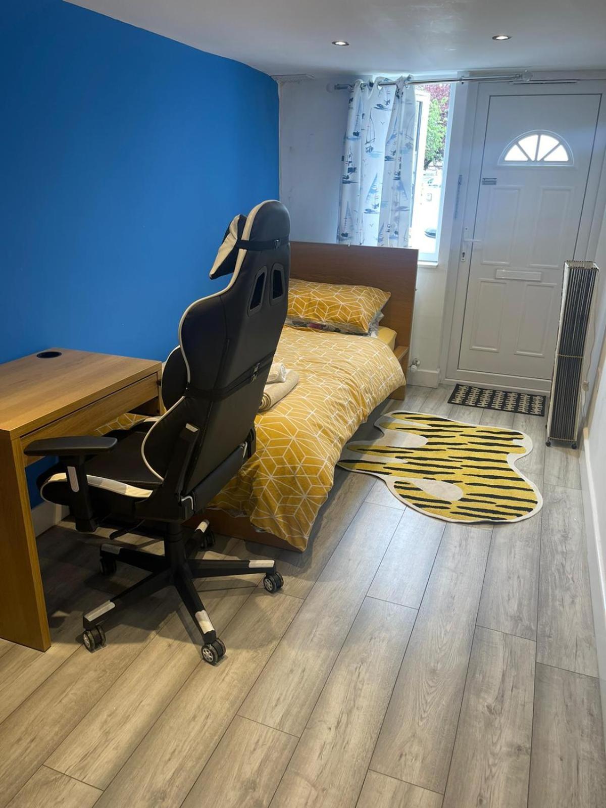 One Bedroom In Spacious Bungalow, Free Parking & Private Entrance إدنبرة المظهر الخارجي الصورة